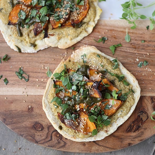 Flammkuchen mit Hummus Kräuter und Kürbis