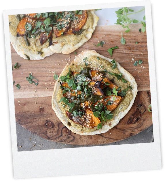 Flammkuchen mit Hummus Kräuter und Kürbis