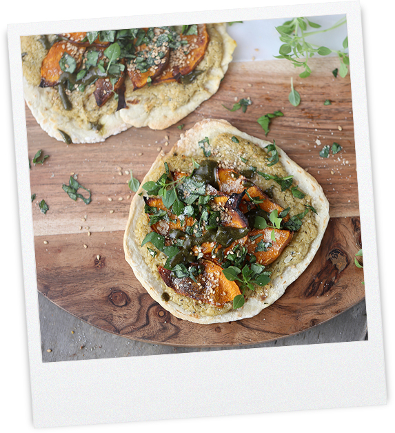 Flammkuchen mit Hummus Kräuter und Kürbis