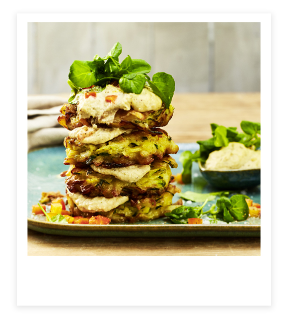 Hummus-Zucchini-Puffer mit Paprikasalsa