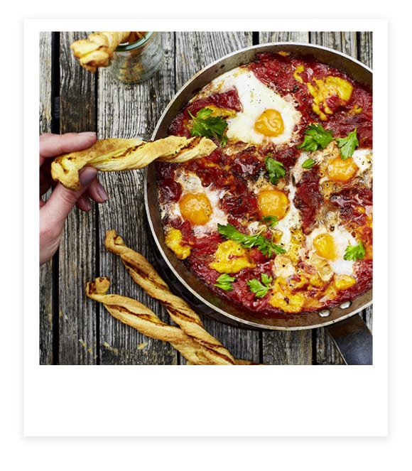Linsen-Curry-Shakshuka und Knusperstangen