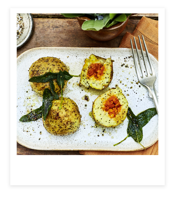 Mohn-Kartoffelklöße mit Paprika-Chili-Füllung