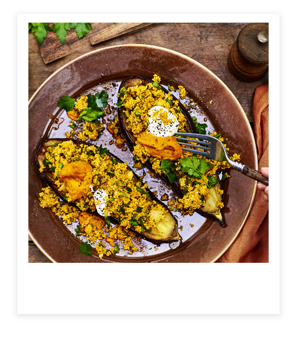 Paprika-Chili-Couscous in Aubergine gebacken