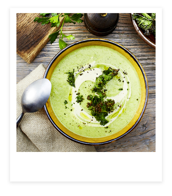 Petersiliencremesuppe mit Hummus