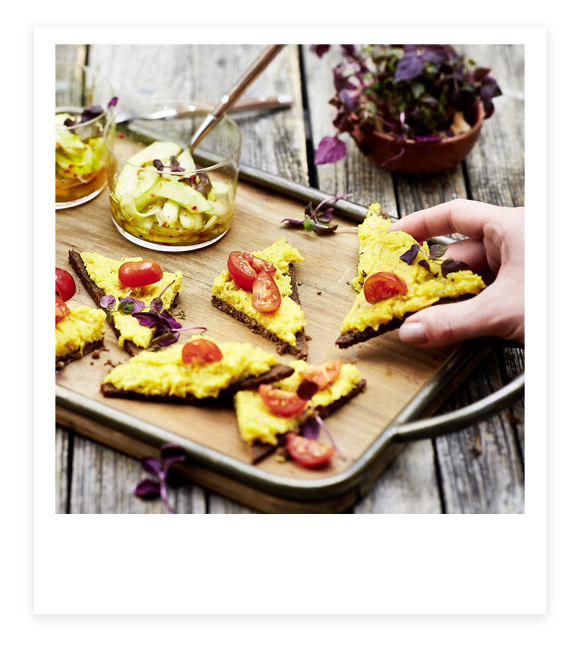 Pumpernickel-Bruschetta mit Gurkensalat
