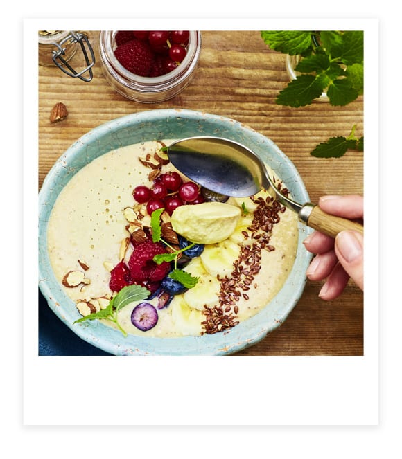 Smoothie-Bowl mit Früchten zum Frühstück