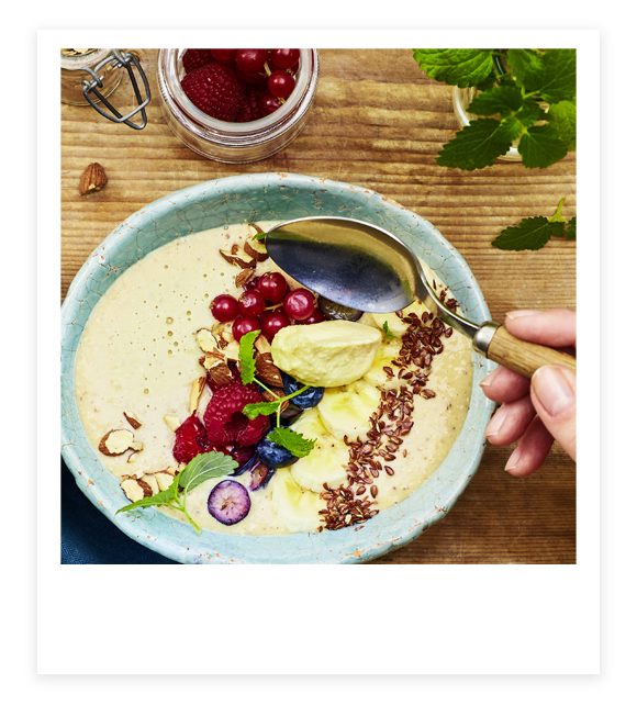 Smoothie-Bowl mit Früchten zum Frühstück