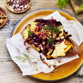 Gebackene Süßkartoffeln mit Hummus