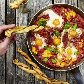 Linsen-Curry-Shakshuka und Knusperstangen