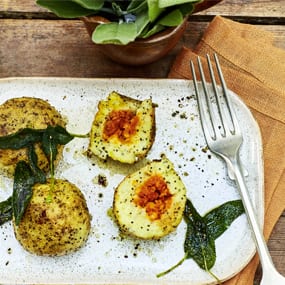 Mohn-Kartoffelklöße mit Paprika-Chili-Füllung