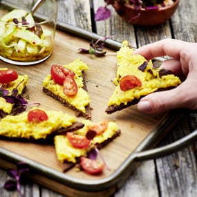 Pumpernickel-Bruschetta mit Gurkensalat