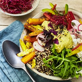 Quinoa-Bowl mit buntem Gemüse