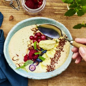 Smoothie-Bowl mit Früchten zum Frühstück