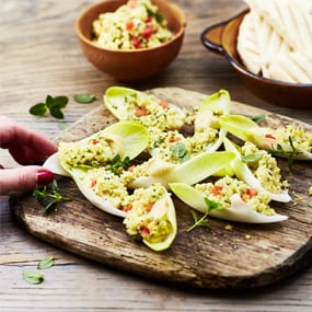 Taboulé mit Hummus im Salatschiffchen