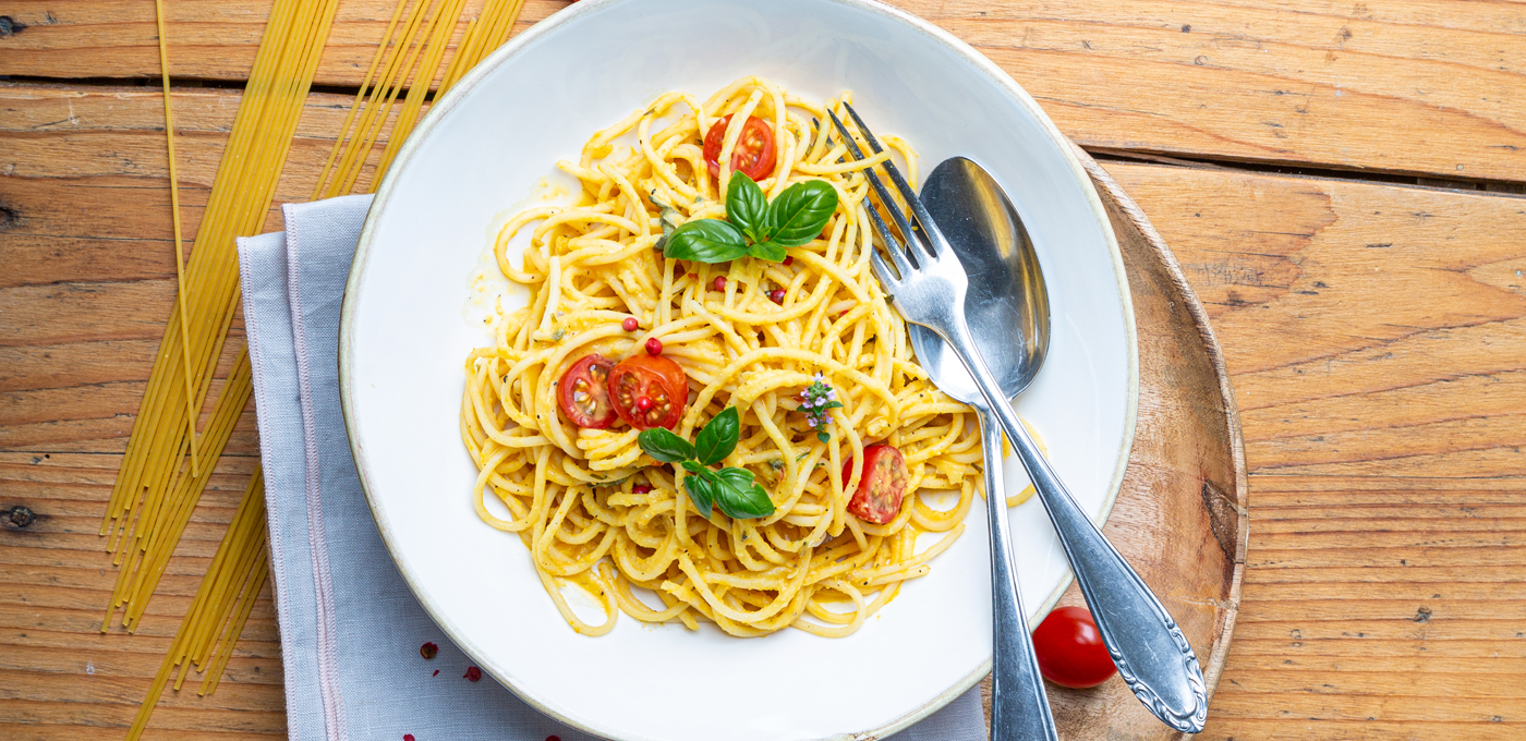 Pasta mit Süßkartoffel-Kürbis-Soße | NOA - Pflanzlich genießen