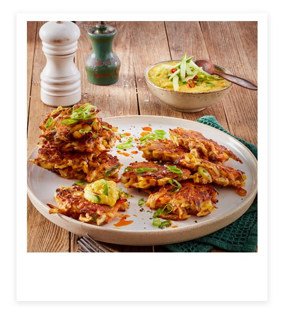 Gemüse-Fritters mit Linse-Curry-Raita