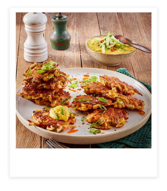 Gemüse-Fritters mit Linse-Curry-Raita