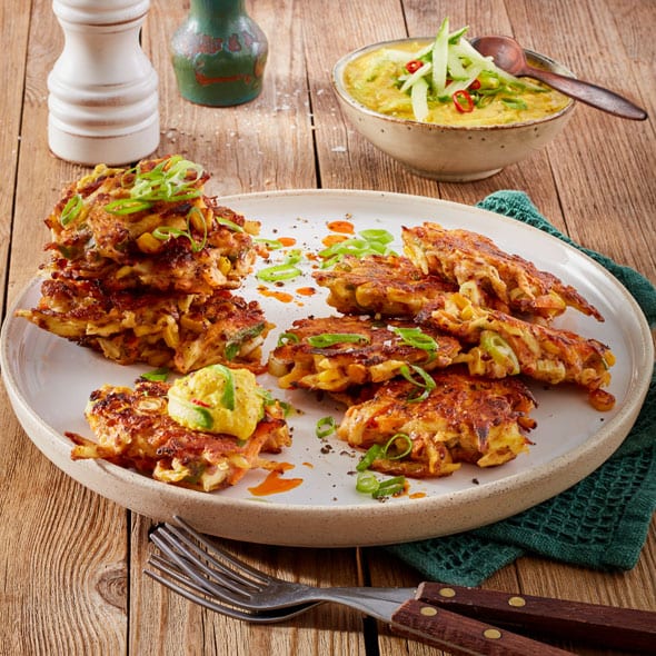 Gemüse-Fritters mit Linse-Curry-Raita