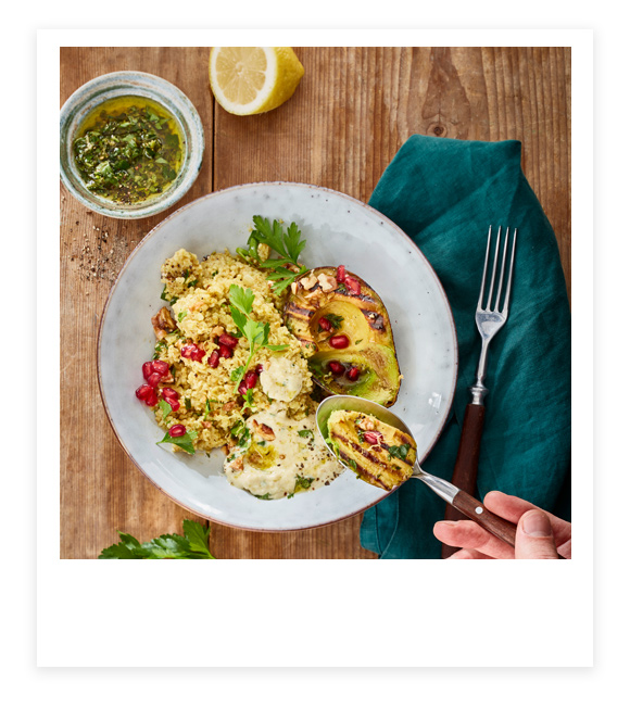 Gemüse-Bulgur mit gegrillter Avocado