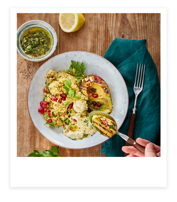 Gemüse-Bulgur mit gegrillter Avocado