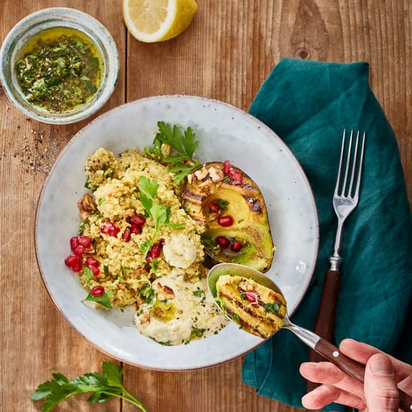 Gemüse-Bulgur mit gegrillter Avocado