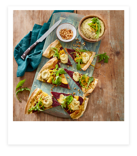 Flammkuchen mit Rote Bete, Rucola und Pinienkernen