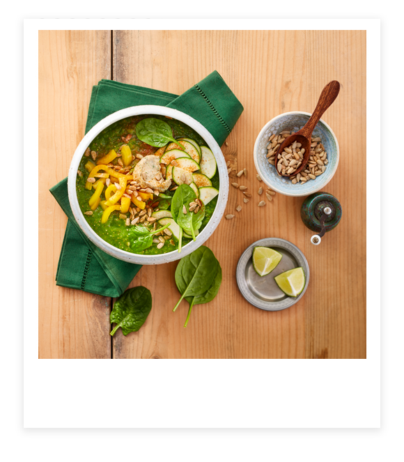 Zucchini-Smoothie Bowl mit Spinat und Paprika