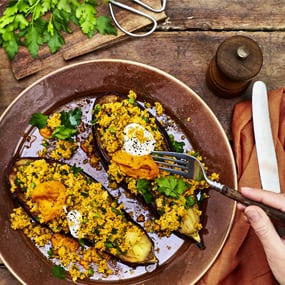 Paprika-Chili-Couscous in Aubergine gebacken