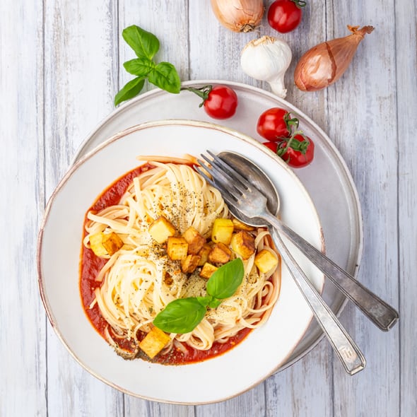 Pasta in Tomate-Basilikumsoße und Kartoffelcroutons