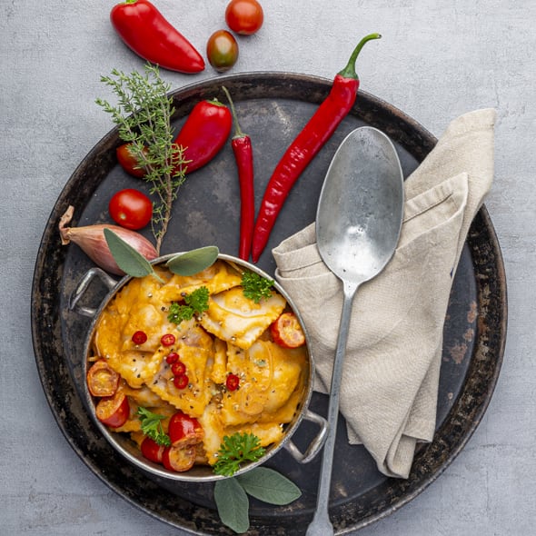 Ravioli in Hummus Paprika-Chili Soße