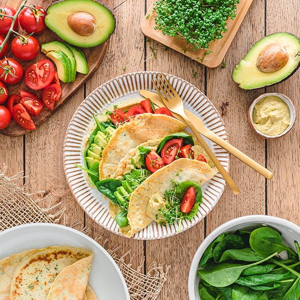 Herzhafte Crêpes mit Avocado, Tomaten und Spinat