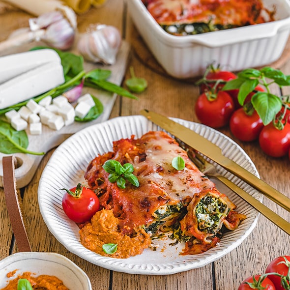 Cannelloni mit Spinat-Feta-Füllung in Tomate-Basilikum-Sauce mit Käse überbacken