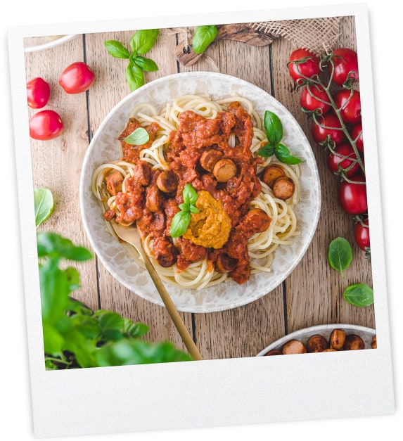 Spaghetti in Tomatensauce mit veganen Würstchen