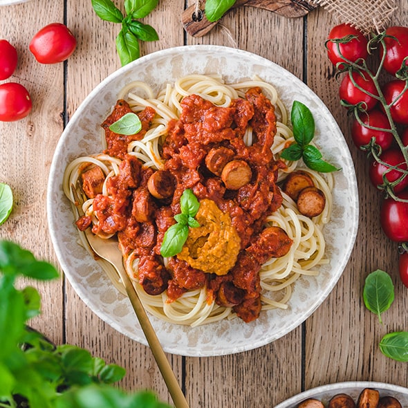 Spaghetti in Tomatensauce mit veganen Würstchen