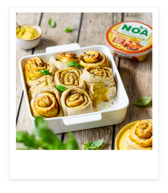 Herzhafte Hefeschnecken mit Hummus Dattel-Curry & Kräutertopping